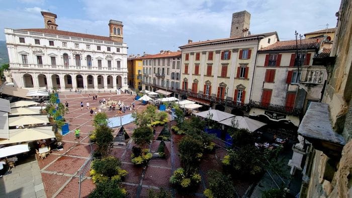 in piazza vecchia a bergamo iniziato l8217allestimento del landscape festival foto da Ecodibergamo.it in piazza vecchia a bergamo iniziato l8217allestimento del landscape festival foto