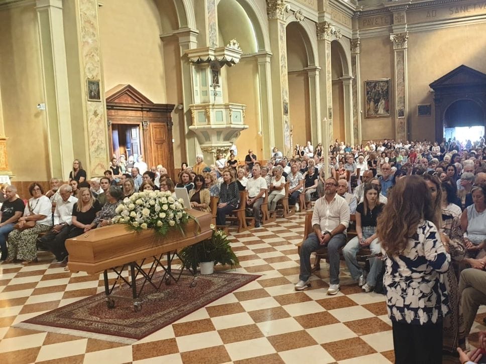 L’addio ad Antonella: «Quel sorriso che tante volte ci ha accolto ora ci saluta»