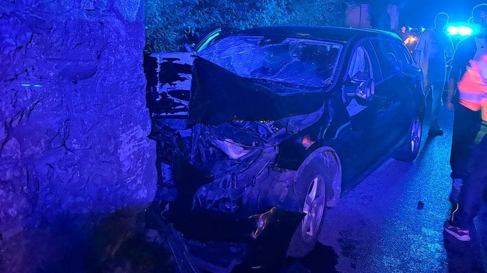 Perde il controllo dell’auto e finisce contro un muro a Casnigo, ferito 26enne