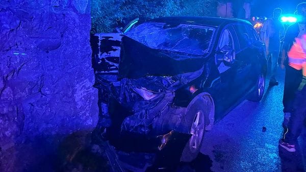 Perde il controllo dell’auto e finisce contro un muro a Casnigo, ferito 26enne