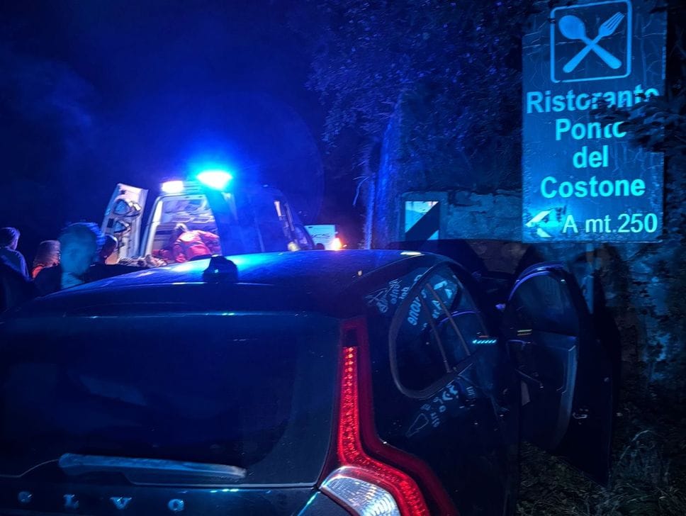 Perde il controllo dell’auto e finisce contro un muro a Casnigo, ferito 26enne