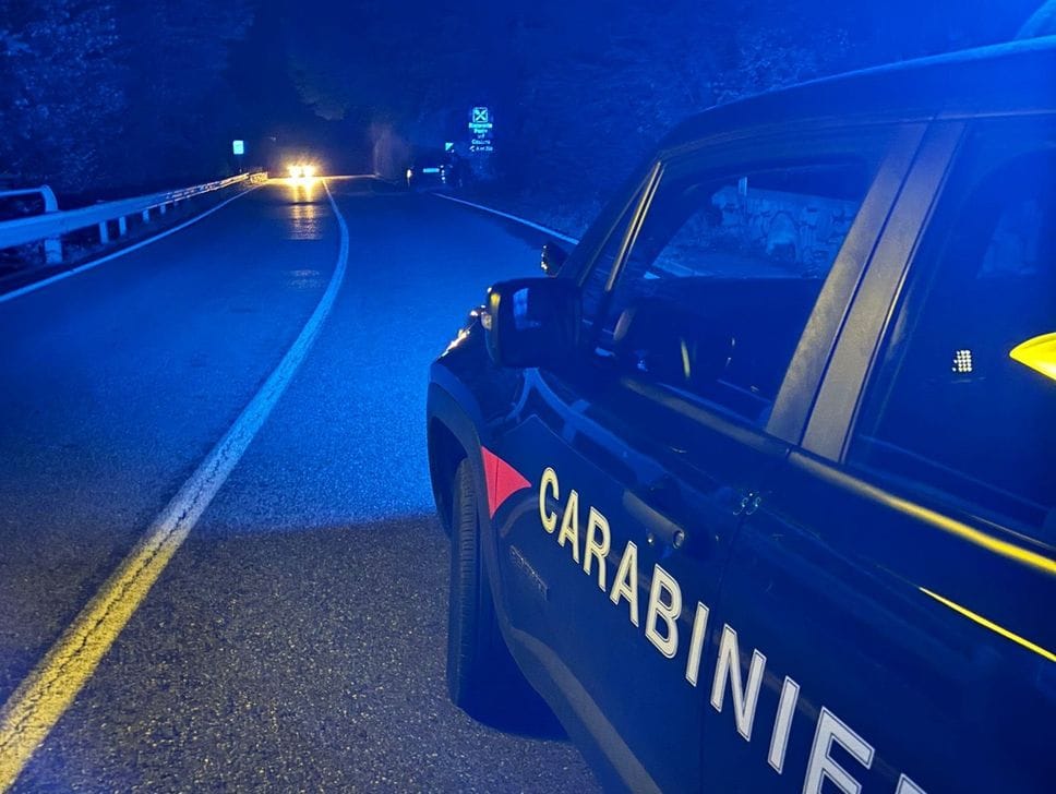 Perde il controllo dell’auto e finisce contro un muro a Casnigo, ferito 26enne