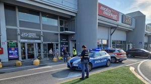 Accoltellata dall’ex marito al centro commerciale: la donna è fuori pericolo