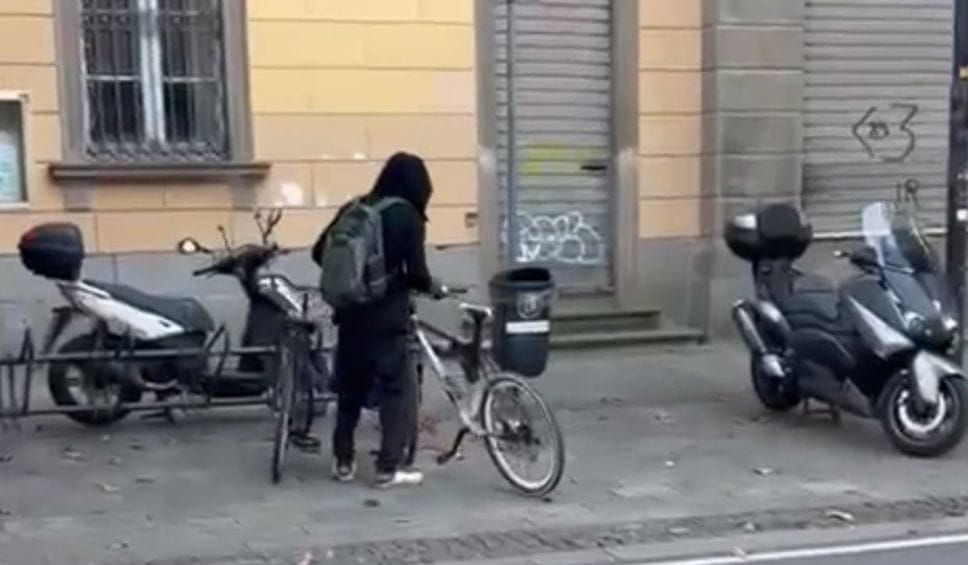 Furti di bici: uno al giorno, poche denunce. Radunate e spedite all’estero con i furgoni