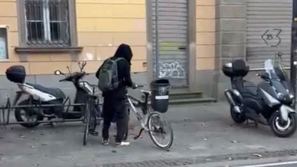 Furti di bici: uno al giorno, poche denunce. Radunate e spedite all’estero con i furgoni