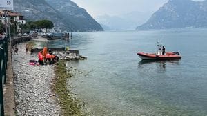 Perde i sensi nelle acque del lago d’Iseo: resta grave una donna di 76 anni. Ipotesi malore mentre nuotava