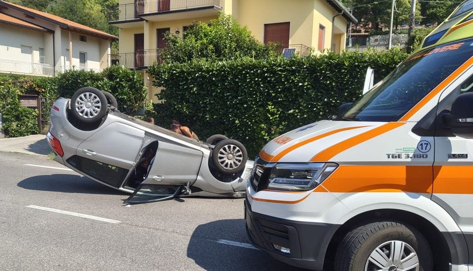 Sovere, auto si ribalta sulla Clusone-Lovere: paura per una 29enne