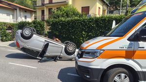 Sovere, auto si ribalta sulla Clusone-Lovere: paura per una 29enne