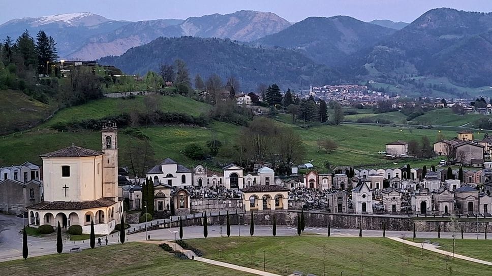 Clusone, via i fiori dalle tombe. In un anno famiglie derubate anche 50 volte 