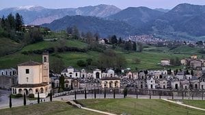 Clusone, via i fiori dalle tombe. In un anno famiglie derubate anche 50 volte 
