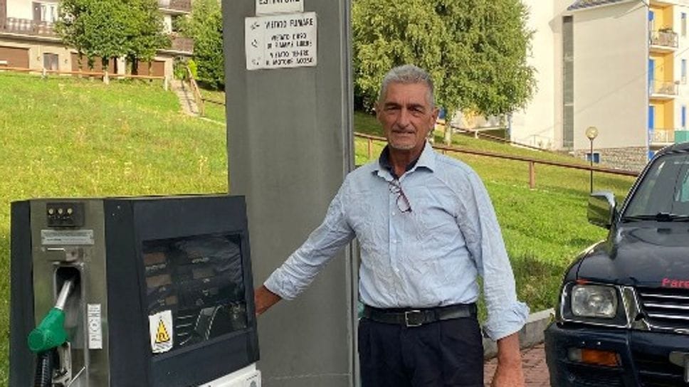 Costa Valle Imagna, con la benzina del sindaco il pieno è meno doloroso
