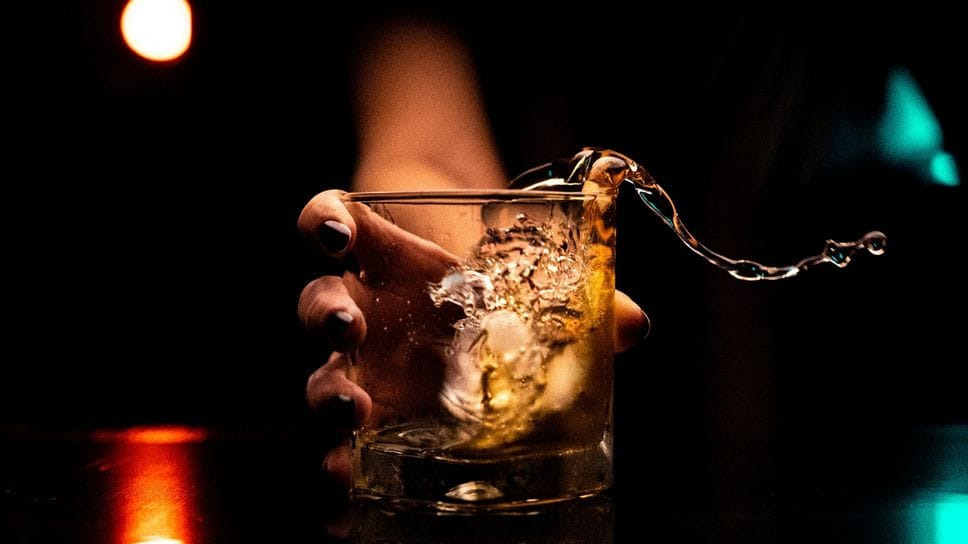 La solitudine modifica il cervello favorendo il consumo di alcol
