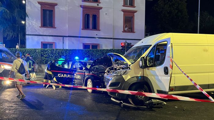 https://storage.ecodibergamo.it/media/photologue/2026/8/31/photos/cache/furgoncino-abbatte-i-motorini-in-sosta-e-sperona-lauto-dei-carabinieri-fuori-da_22152892-a57f-11f1-866d-ec685075f526_1920_1080_v3_large_16_9.jpeg