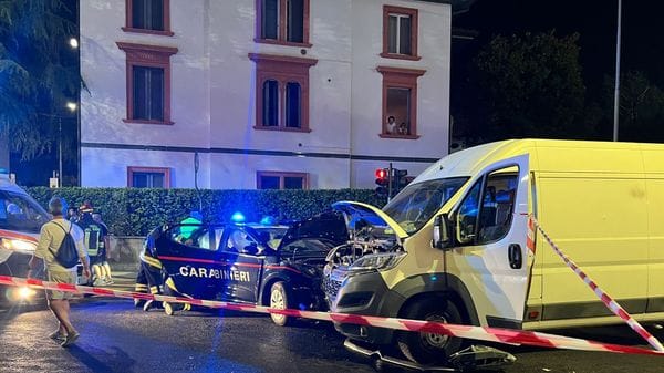 Furgone abbatte motorini in soste e poi sperona auto dei carabinieri fuori dallo stadio