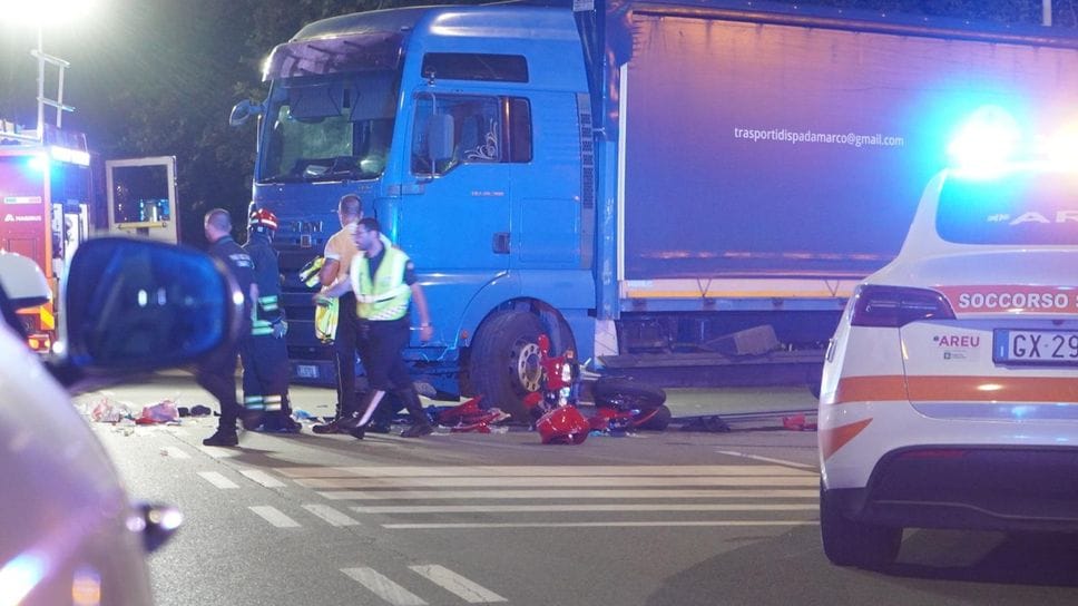 Schianto moto-camion in via Zanica a Bergamo: gravi un bimbo di 10 anni  e un 52enne- Foto