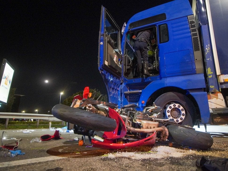 Schianto moto-camion in via Zanica a Bergamo: gravi un bimbo di 10 anni  e un 52enne- Foto