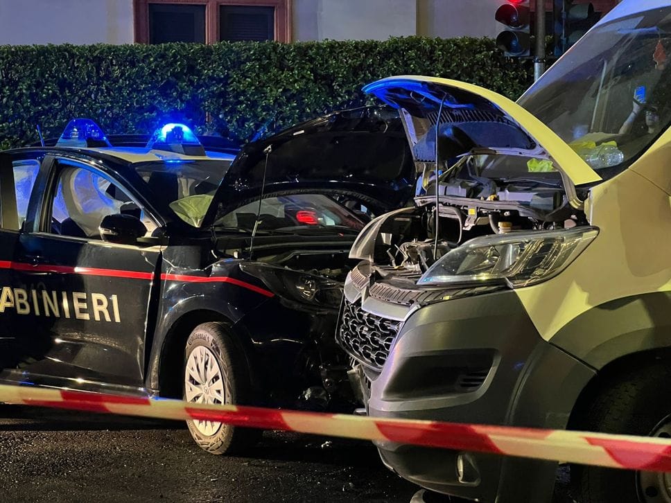 Scovati mentre rubano motorini fuori dallo stadio tentano la fuga: con il furgone speronano un’auto dei carabinieri -Foto