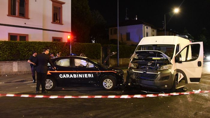 scovati mentre rubano motorini fuori dallo stadio tentano la fuga con il furgone speronano un8217auto dei carabinieri foto