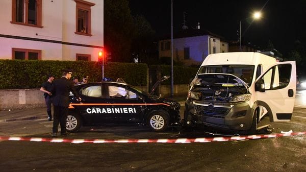Scovati mentre rubano motorini fuori dallo stadio tentano la fuga: con il furgone speronano un’auto dei carabinieri -Foto