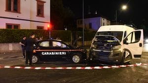 Scovati mentre rubano motorini fuori dallo stadio tentano la fuga: con il furgone speronano un’auto dei carabinieri -Foto