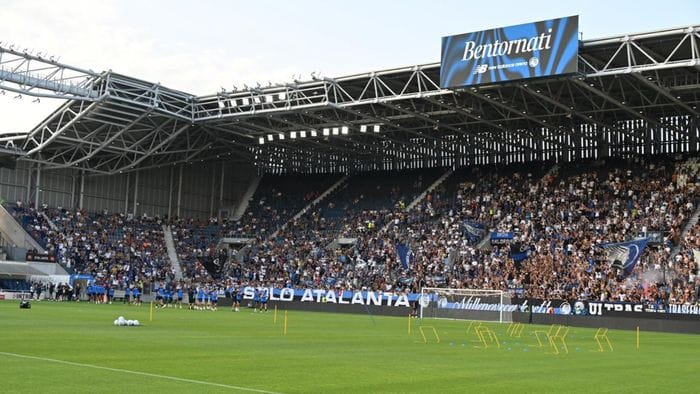 https://storage.ecodibergamo.it/media/photologue/2026/8/4/photos/cache/atalanta-oltre-mille-tifosi-allo-stadio-per-lallenamento-a-porte-aperte-foto_03a063ba-9029-11f1-94d0-c6d48a8fd97f_1920_1080_v3_large_16_9.jpeg