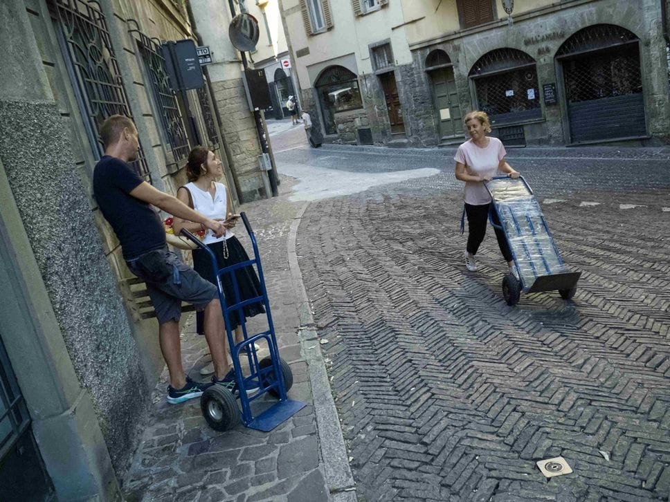 Carico scarico, in Città Alta debuttano le nuove regole: «Corsarola finalmente libera dai furgoni» 