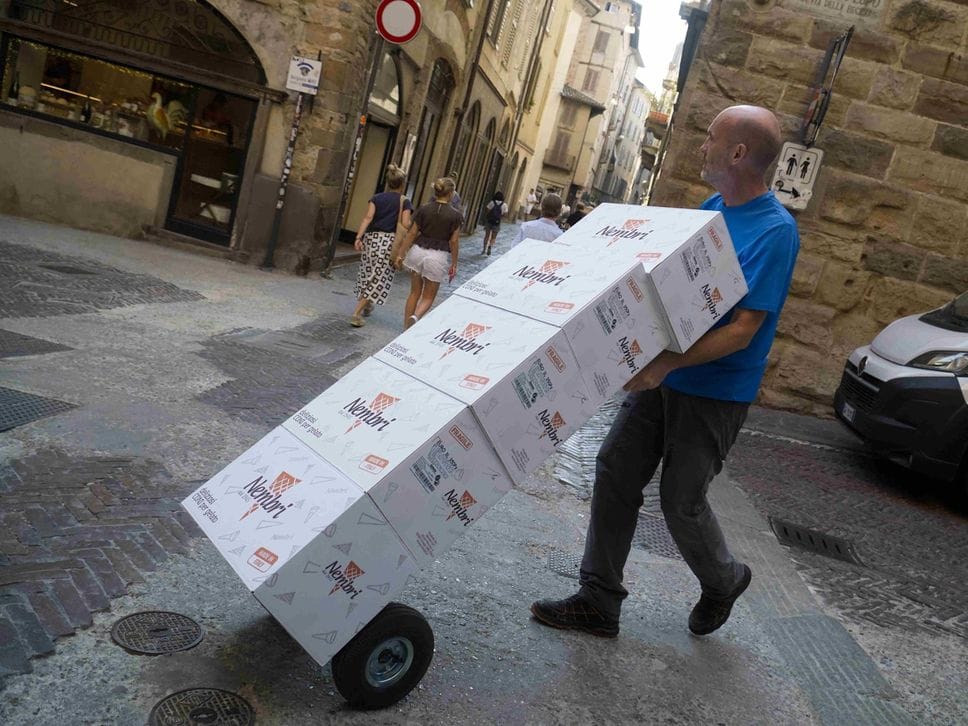 Carico scarico, in Città Alta debuttano le nuove regole: «Corsarola finalmente libera dai furgoni» 