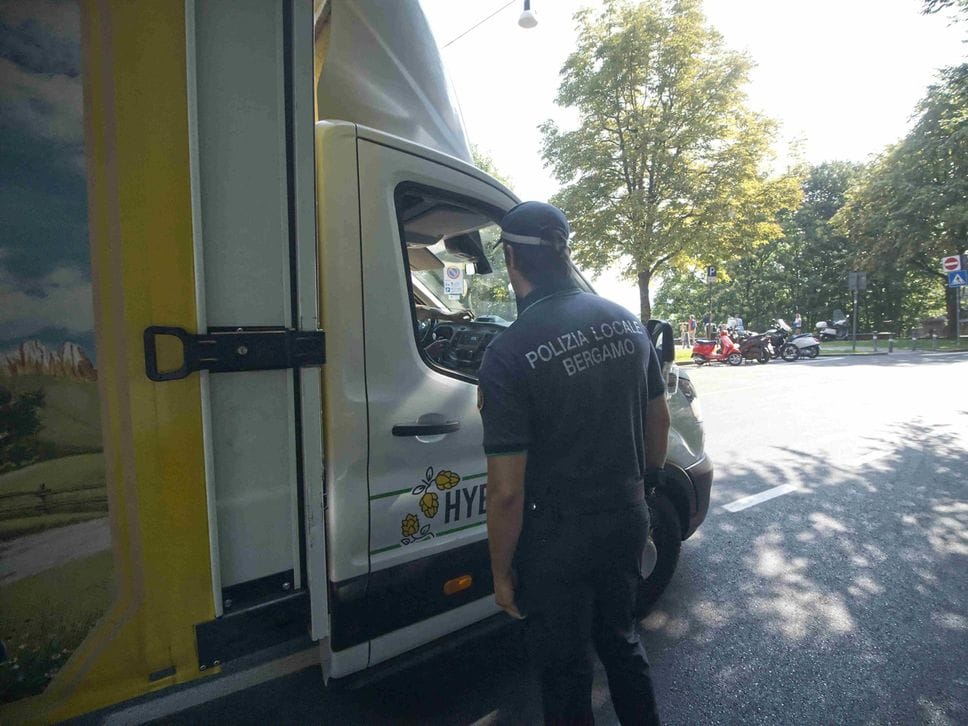 Carico scarico, in Città Alta debuttano le nuove regole: «Corsarola finalmente libera dai furgoni» 