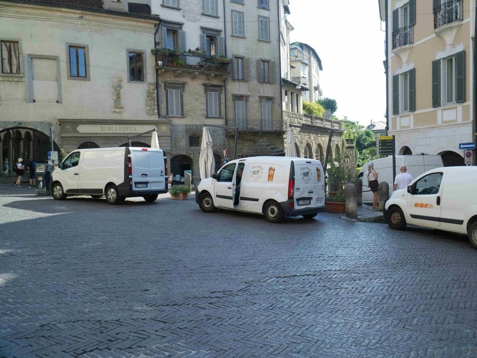 Carico scarico, in Città Alta debuttano le nuove regole: «Corsarola finalmente libera dai furgoni» 