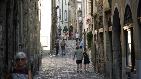 Carico scarico, in Città Alta debuttano le nuove regole: «Corsarola finalmente libera dai furgoni» 