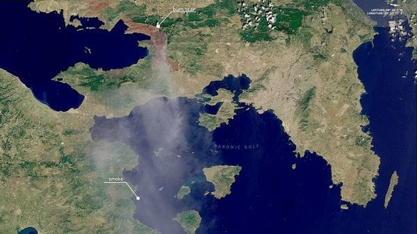 Incendi in Grecia, i satelliti mostrano una colonna di fumo di 70 km  