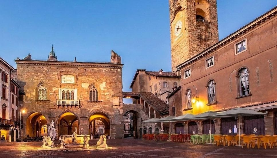 Piazza Vecchia, rivoluzione dehors: più spazio libero e vista aperta sul cuore di Bergamo