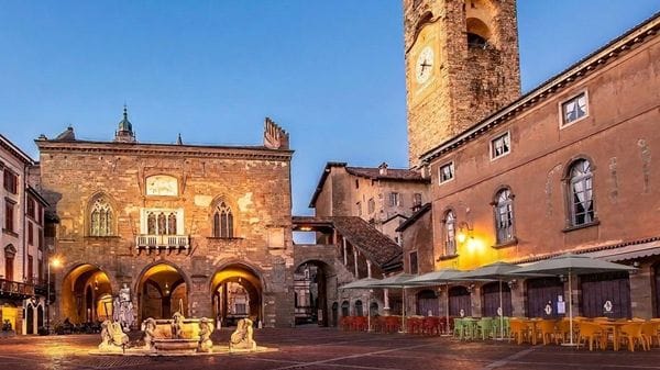 Piazza Vecchia, rivoluzione dehors: più spazio libero e vista aperta sul cuore di Bergamo