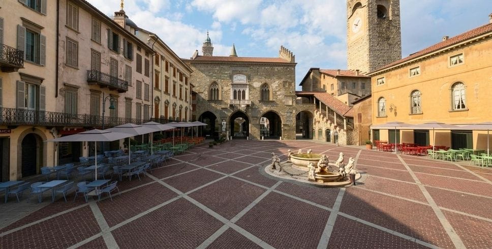 Piazza Vecchia, rivoluzione dehors: più spazio libero e vista aperta sul cuore di Bergamo