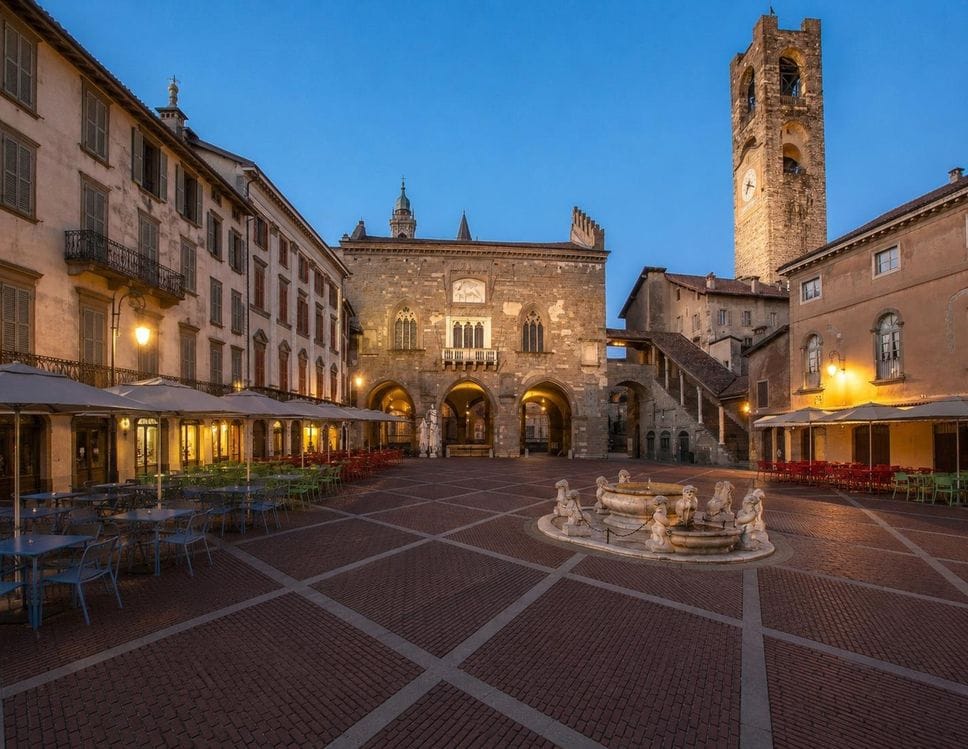Piazza Vecchia, rivoluzione dehors: più spazio libero e vista aperta sul cuore di Bergamo