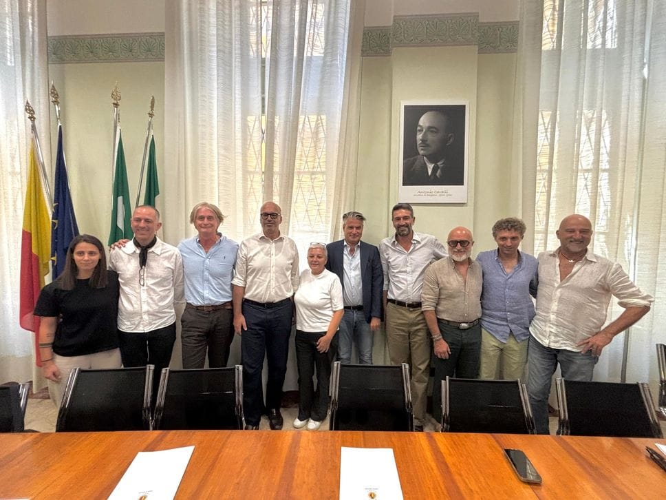 Piazza Vecchia, rivoluzione dehors: più spazio libero e vista aperta sul cuore di Bergamo