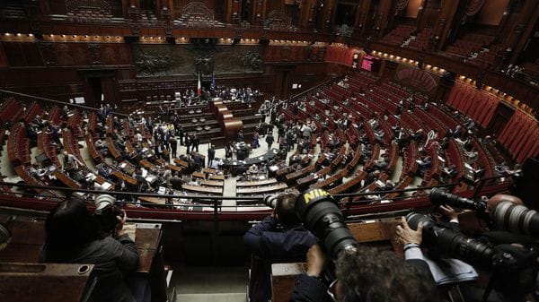 Il declino di politica e ragione: frutto amaro per l’Italia