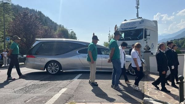 L’addio a Schiavi: «Ora vola, ma vola basso: voglio sentire il rumore delle tue ali»