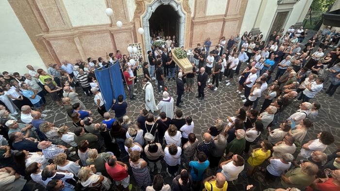 https://storage.ecodibergamo.it/media/photologue/2026/8/5/photos/cache/palloncini-foto-e-il-rombo-delle-motoseghe-a-averara-laddio-a-michele_30ca831a-90fc-11f1-ab06-149587697c26_1920_1080_v3_large_16_9.jpeg
