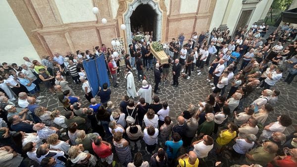 Palloncini, foto e il rombo delle motoseghe: a Averara l’addio a Michele