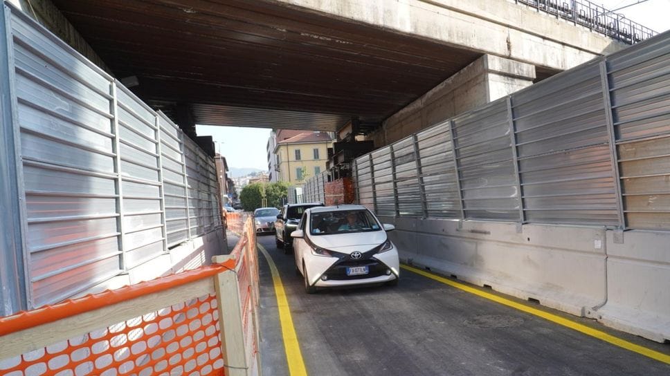 Via San Bernardino, riapre il ponte: i primi a festeggiare sono i pedoni - Foto e video