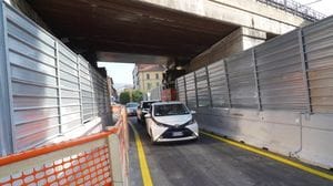 Via San Bernardino, riapre il ponte: i primi a festeggiare sono i pedoni - Foto e video