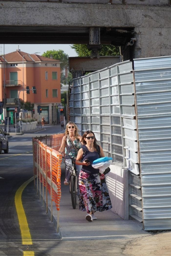 Via San Bernardino, riapre il ponte: i primi a festeggiare sono i pedoni - Foto e video