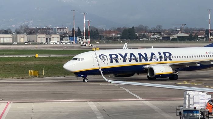 https://storage.ecodibergamo.it/media/photologue/2026/8/5/photos/cache/volo-ryanair-arriva-in-spagna-dopo-venti-ore-di-attesa-a-orio_abb58de4-9094-11f1-94d0-c6d48a8fd97f_1920_1080_v3_large_16_9.jpg