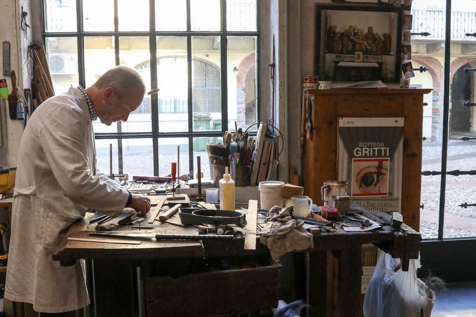 Addio a Eugenio Gritti, maestro del legno: «Dava forma ai disegni dell’amico Manzù»