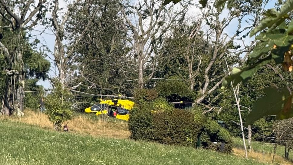 Si ribalta il cestello del carrello elevatore: due feriti gravi a Gazzaniga