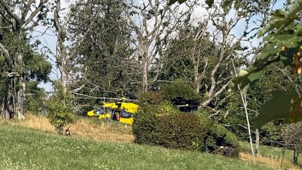 Si ribalta il cestello del carrello elevatore: due feriti gravi a Gazzaniga