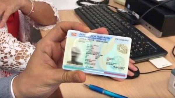 Carta d’identità, l’appello dei Comuni: «Fate il documento elettronico»