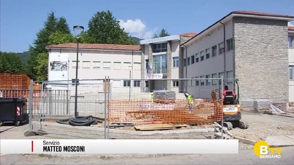 Casnigo, lavori alla piazza del Municipio e sondaggio online per il nuovo nome