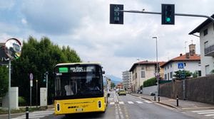 E-Brt, ignoti cancellano la doppia riga continua in via Moroni: «Atto vandalico di estrema gravità»